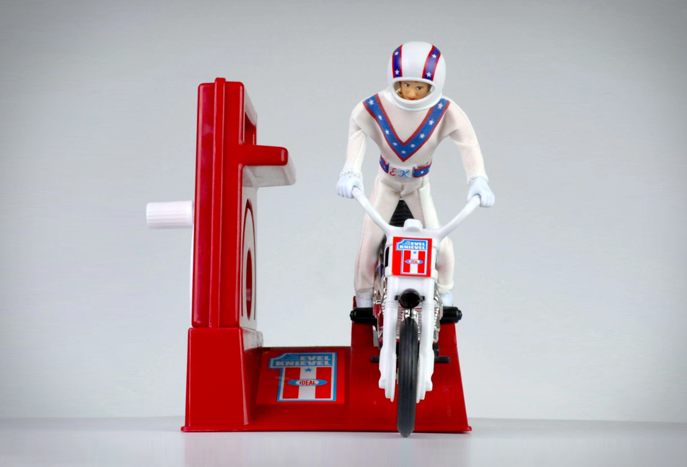 Um Dos Brinquedos Mais Cobiçados Da Década De 1970 Foi O Lendário Evel Knievel Stunt Cycle | Image